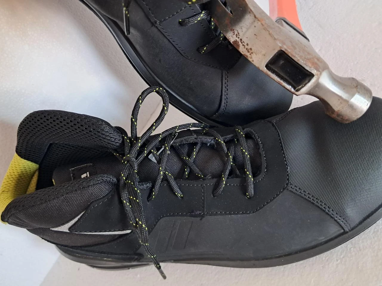 Superbes paires de chaussures de sécurité basses Kina B0900 noir / jaune - S3L F – photo 2